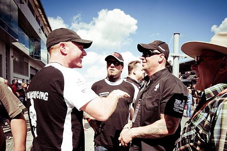 På Nürburgring kørte den amerikanske sportsvognsstjerne Johnny O’Connell for Jet Black Racing. Her er han sammen med teamejer Dan Fastuca